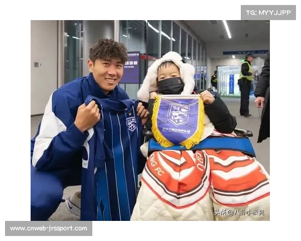 小球迷冲入场内拥抱偶像,被保安温和带离 小球迷冲入场内拥抱偶像,被保安温和带离